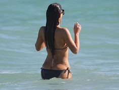 Сексуальная Ким Кардашьян на пляже Майами фото #5
