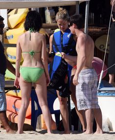 Кэти Перри в бикини на пляже Мексики фото #3