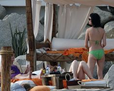 Кэти Перри в бикини на пляже Мексики фото #6