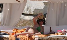 Кэти Перри в бикини на пляже Мексики фото #11