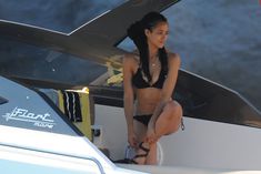 Секси Натали Эммануэль в черном бикини на острове Искья фото #14