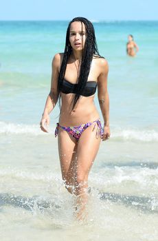 Зои Кравиц в бикини на пляже в Майами фото #8