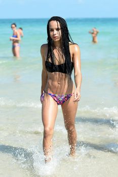 Зои Кравиц в бикини на пляже в Майами фото #12