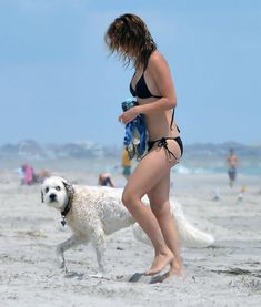 Стройная красотка Оливия Уайлд в черном бикини на пляже в Уилмингтоне фото #12
