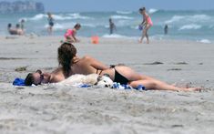 Стройная красотка Оливия Уайлд в черном бикини на пляже в Уилмингтоне фото #19
