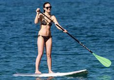 Оливия Уайлд раздвинула ноги в купальнике на пляже в Мауи фото #13