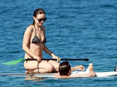 Оливия Уайлд раздвинула ноги в купальнике на пляже в Мауи фото #17