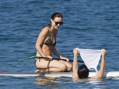 Оливия Уайлд раздвинула ноги в купальнике на пляже в Мауи фото #18