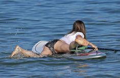 Оливия Уайлд раздвинула ноги в купальнике на пляже в Мауи фото #19