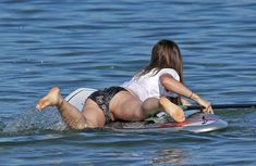 Оливия Уайлд раздвинула ноги в купальнике на пляже в Мауи фото #20