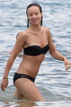 Секси Оливия Уайлд в черном купальнике на Гавайях фото #6