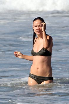 Соблазнительная Оливия Уайлд в мокром купальнике на пляже в Лос-Анджелесе фото #1