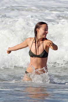 Соблазнительная Оливия Уайлд в мокром купальнике на пляже в Лос-Анджелесе фото #4