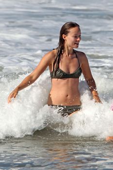 Соблазнительная Оливия Уайлд в мокром купальнике на пляже в Лос-Анджелесе фото #6