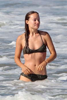 Соблазнительная Оливия Уайлд в мокром купальнике на пляже в Лос-Анджелесе фото #9