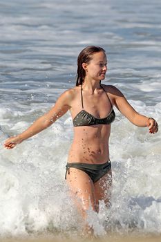 Соблазнительная Оливия Уайлд в мокром купальнике на пляже в Лос-Анджелесе фото #12