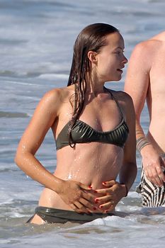 Соблазнительная Оливия Уайлд в мокром купальнике на пляже в Лос-Анджелесе фото #14