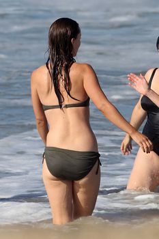 Соблазнительная Оливия Уайлд в мокром купальнике на пляже в Лос-Анджелесе фото #15