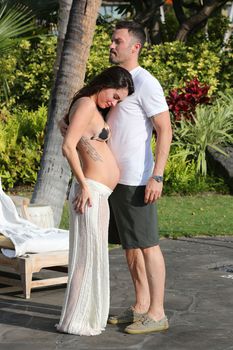 Беременная Меган Фокс в бикини на Гавайях фото #12