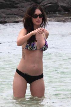Сексуальная Меган Фокс на пляже в Гавайях фото #6