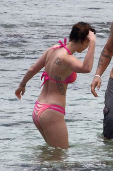 Соблазнительная Меган Фокс в розовом купальнике на Гавайях фото #2