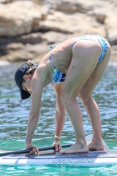Соблазнительное тело Эльзы Патаки в голубом бикини на Корсике фото #12