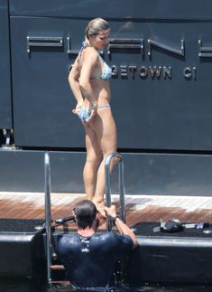 Соблазнительное тело Эльзы Патаки в голубом бикини на Корсике фото #31