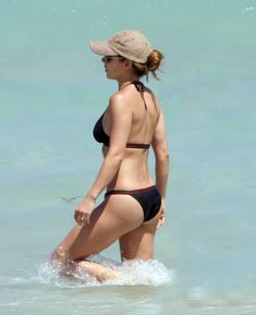 Упругая попа Эльза Патаки на пляже Майами фото #1