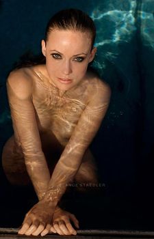 Оливия Уайлд без купальника в фотосессии Ланса Стэдлера фото #4