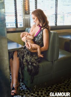 Оливия Уайлд кормит грудью в журнале Glamour фото #1