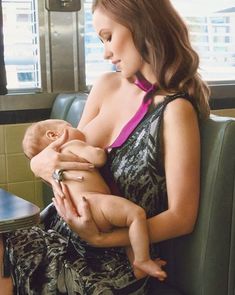 Оливия Уайлд кормит грудью в журнале Glamour фото #2