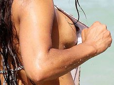 Голый сосок Кристины Милиан на пляже в Майами фото #4