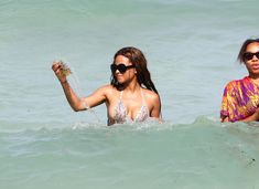 Голый сосок Кристины Милиан на пляже в Майами фото #11
