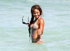 Голый сосок Кристины Милиан на пляже в Майами фото #17