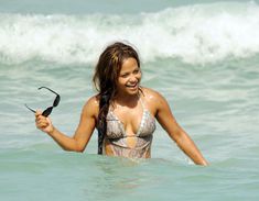 Голый сосок Кристины Милиан на пляже в Майами фото #18