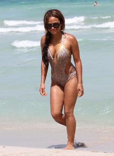 Голый сосок Кристины Милиан на пляже в Майами фото #25