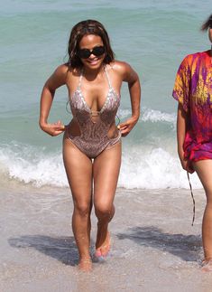 Голый сосок Кристины Милиан на пляже в Майами фото #30