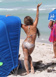 Голый сосок Кристины Милиан на пляже в Майами фото #32
