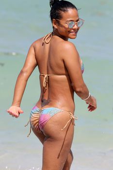 Возбуждающие формы Кристины Милиан в мокром купальнике на пляже в Майами фото #2