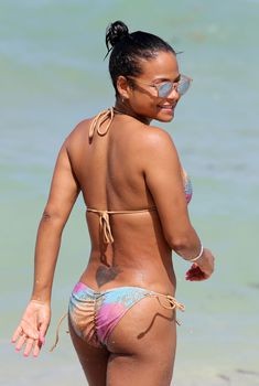 Возбуждающие формы Кристины Милиан в мокром купальнике на пляже в Майами фото #3