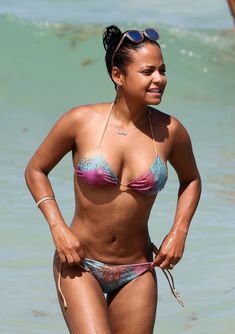 Возбуждающие формы Кристины Милиан в мокром купальнике на пляже в Майами фото #9