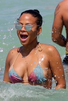 Возбуждающие формы Кристины Милиан в мокром купальнике на пляже в Майами фото #12