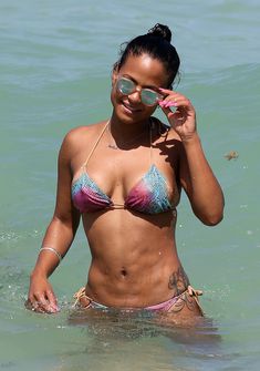 Возбуждающие формы Кристины Милиан в мокром купальнике на пляже в Майами фото #13