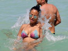 Возбуждающие формы Кристины Милиан в мокром купальнике на пляже в Майами фото #18