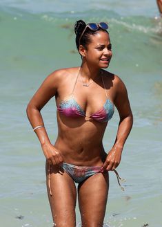 Возбуждающие формы Кристины Милиан в мокром купальнике на пляже в Майами фото #22