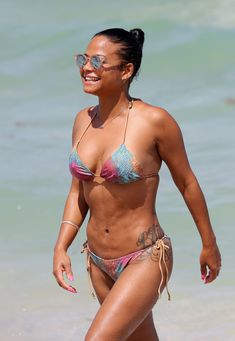 Возбуждающие формы Кристины Милиан в мокром купальнике на пляже в Майами фото #23