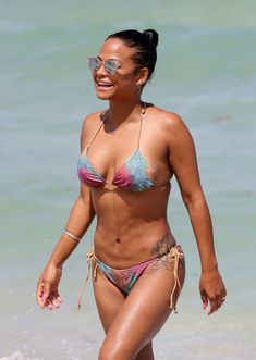 Возбуждающие формы Кристины Милиан в мокром купальнике на пляже в Майами фото #26