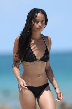 Сексуальная Зои Кравиц в черном купальнике на пляже Майами фото #17