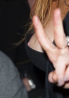Линдси Лохан засветила сосок на показе Гаррета Пью фото #2