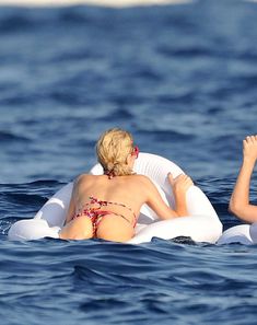 Пэрис Хилтон в купальнике на яхте фото #6